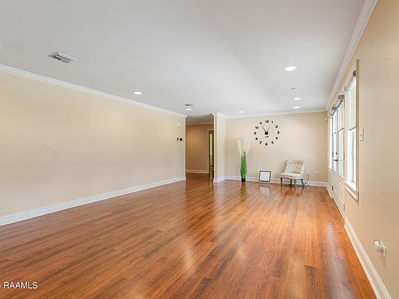 5th image of 303 Edgewater Dr