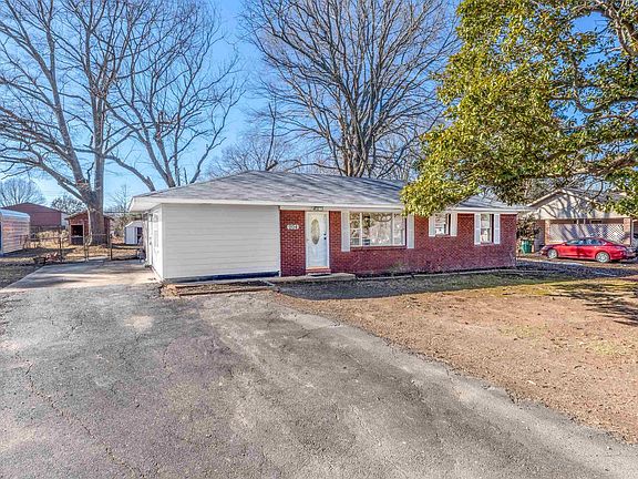 2nd image of 204 S Holly St