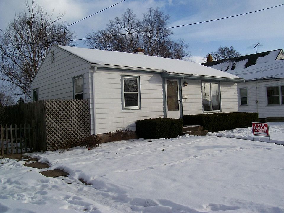 This 2 Bedroom House is a pocket neighborhood treasure!