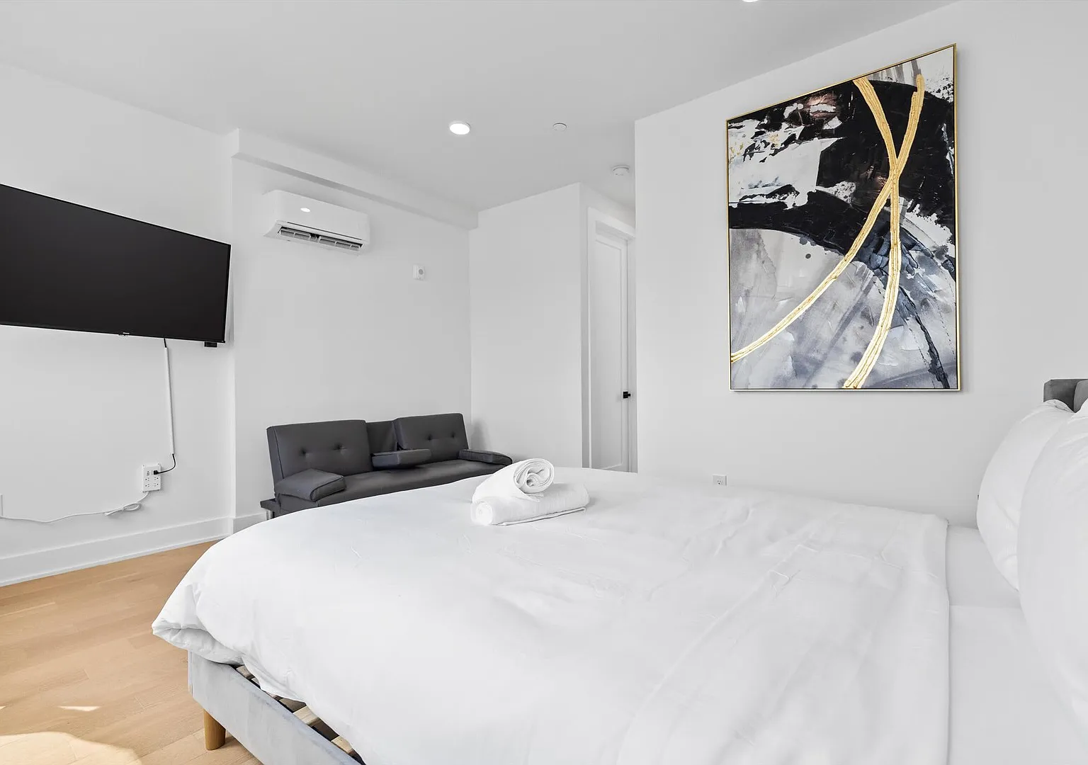 Modern and Stylish 2-Lvl 1-BR Penthouse Apt, Steps to H St — Photo 4