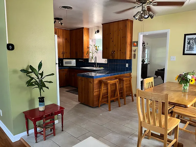 Kitchen & dining area