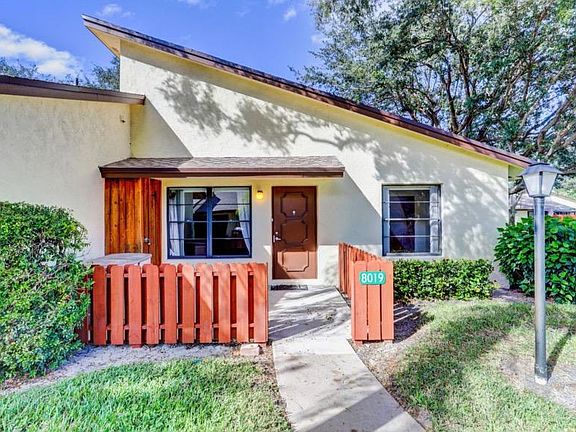 2nd image of 8019 SE Villa Cir