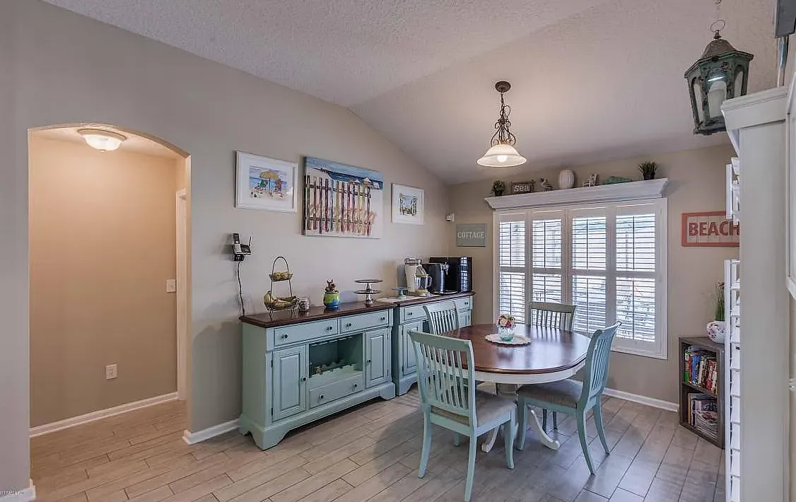 4 bed, 2019 sqft, $3,200 — Photo 3