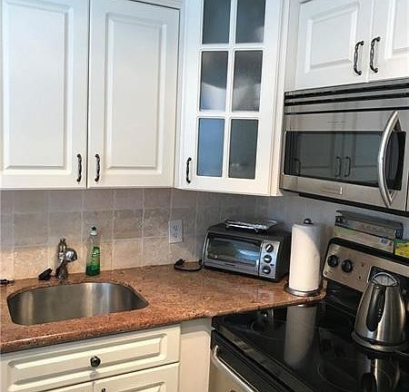 3rd image of 345 Farnham Q #345