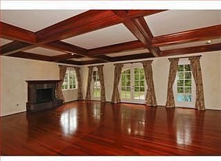 3rd image of 9 Atherton Oaks Ln