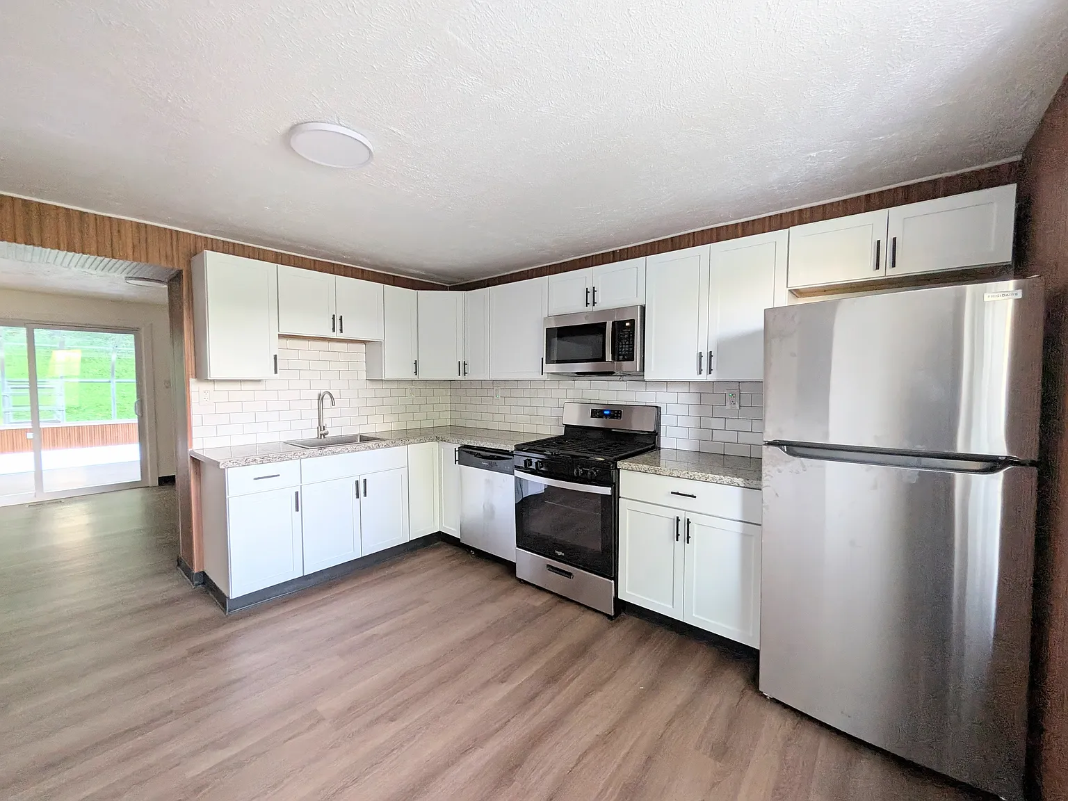 3 bed, 1.5 bath, 1026 sqft, $1,649 — Photo 3