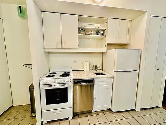150 W 51st St #2119 — Photo 12