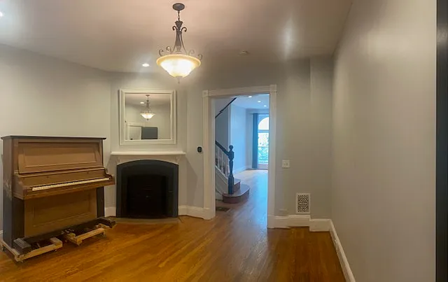 4 bed, 2.5 bath, 2500 sqft, $3,300 — Photo 2
