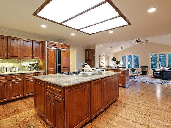 5th image of 185 Jane Dr