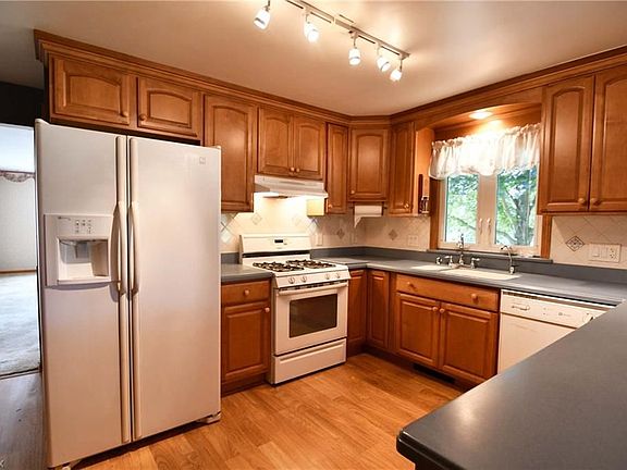 4th image of 185 Woodsdale Dr