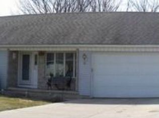 101 Valley View Dr, Seneca, IL 61360