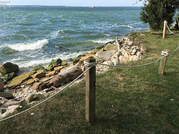 3rd image of 701 E Lakeshore Dr