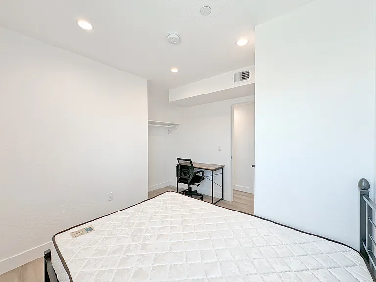 TL 1361 W 35th St — Photo 20