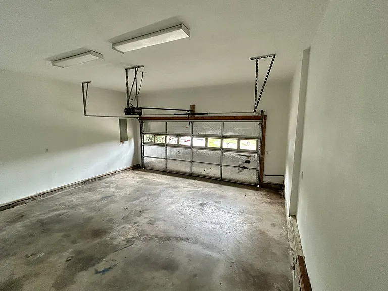 61 Hugo Dr — Photo 32