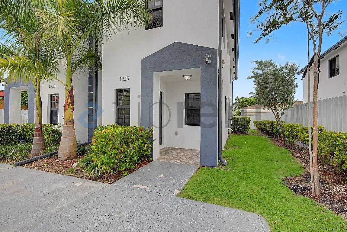 3 bed, 2.5 bath, 1336 sqft, $3,000 — Photo 2