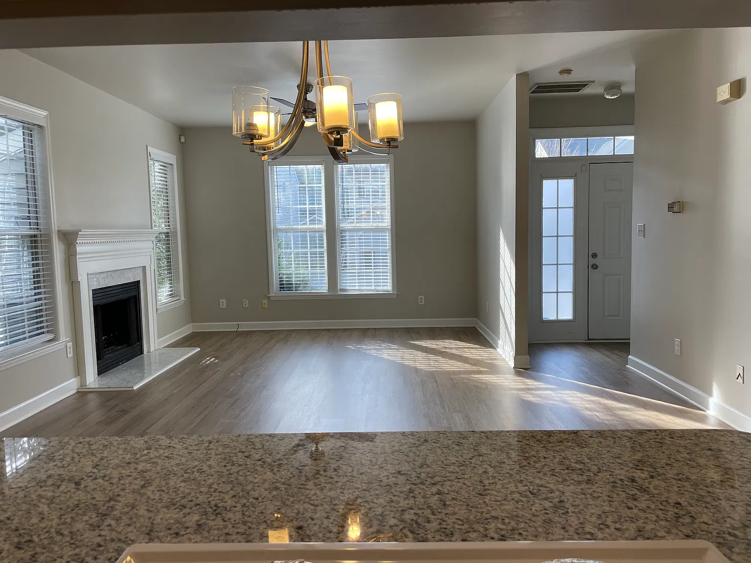 3 bed, 2.5 bath, 1335 sqft, $1,650 — Photo 4