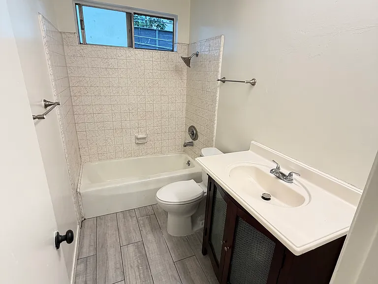 3820 Mentone Ave #6 — Photo 7