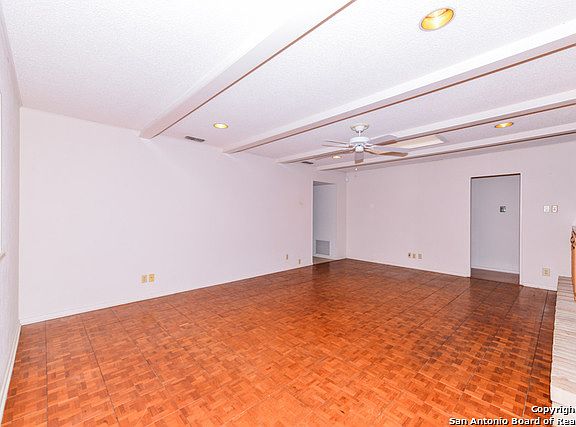 3rd image of 610 Candleglo Dr