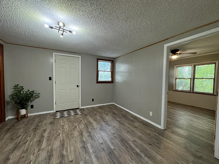 1240 E Walnut St — Photo 37