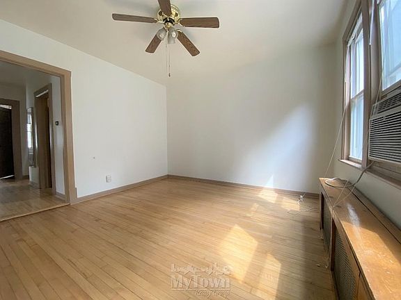 3rd image of 1834 W Melrose St APT 1