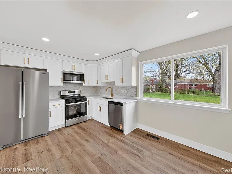 30428 Iroquois Dr — Photo 7
