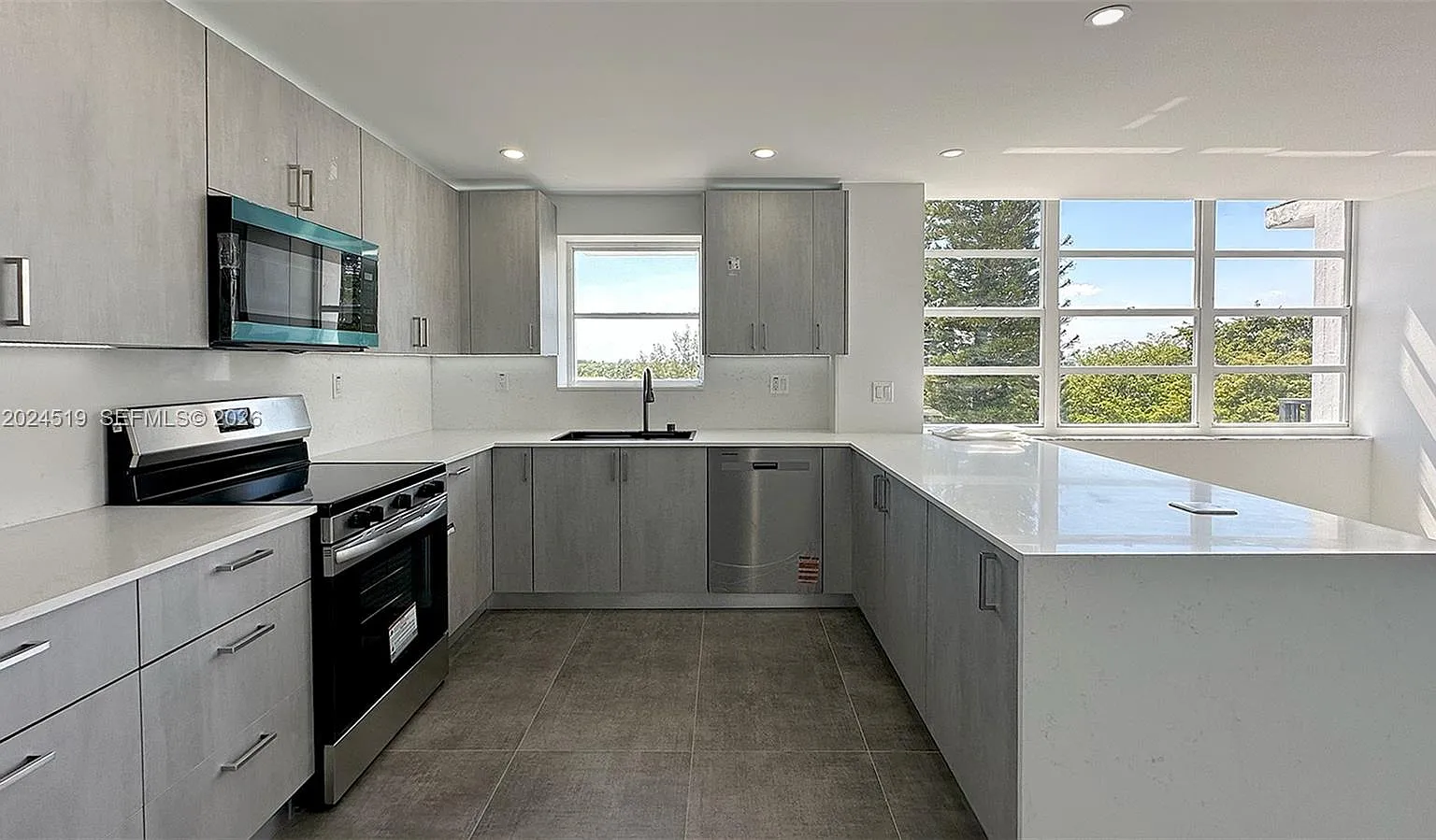 Commodore Plaza Condo — Photo 1