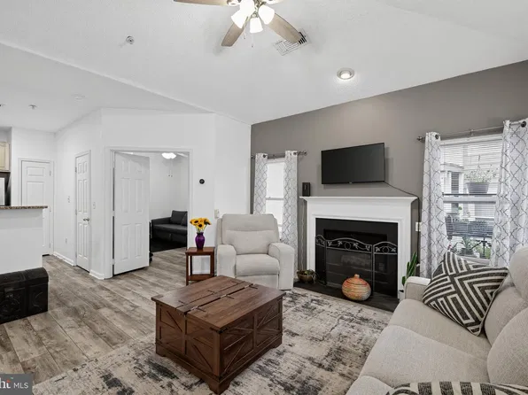 14300 Rosy Ln APT 23, Centreville, VA 20121