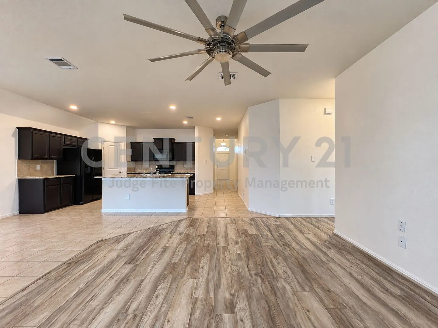 Welcome Home to This Spacious 4/2/2 in Fort Worth For Rent! — Photo 4