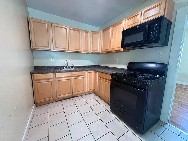 564 Howard Ave #2R — Photo 5