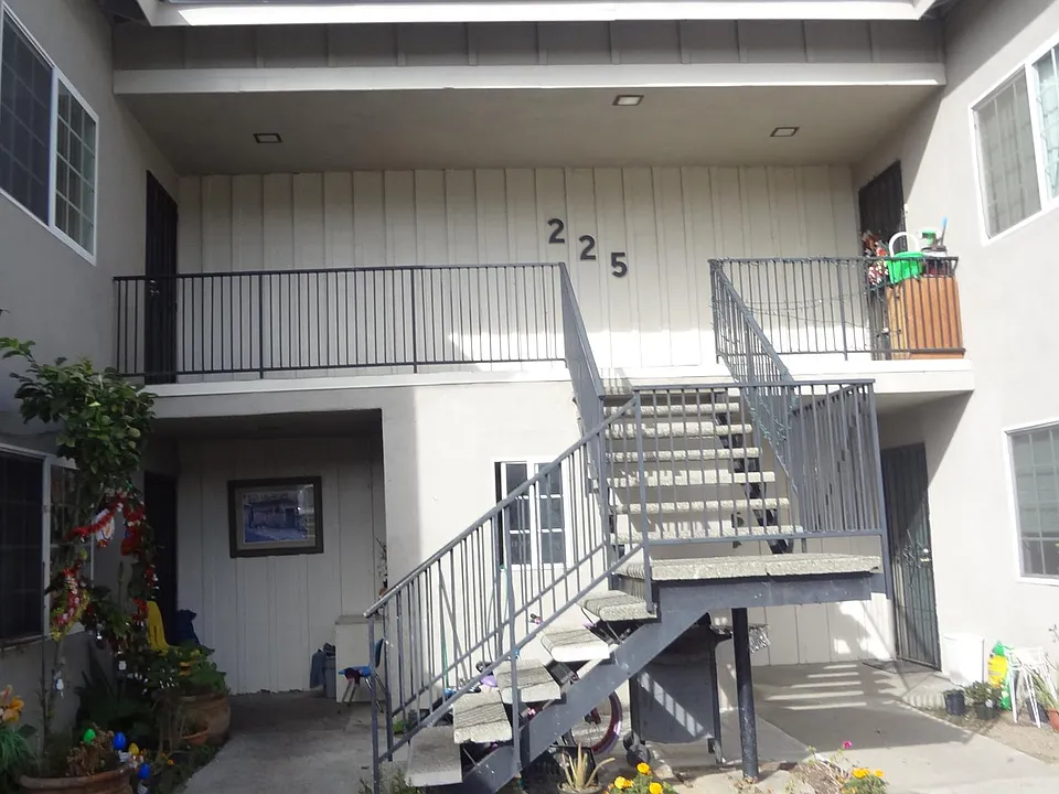 225 W Santa Barbara St #C