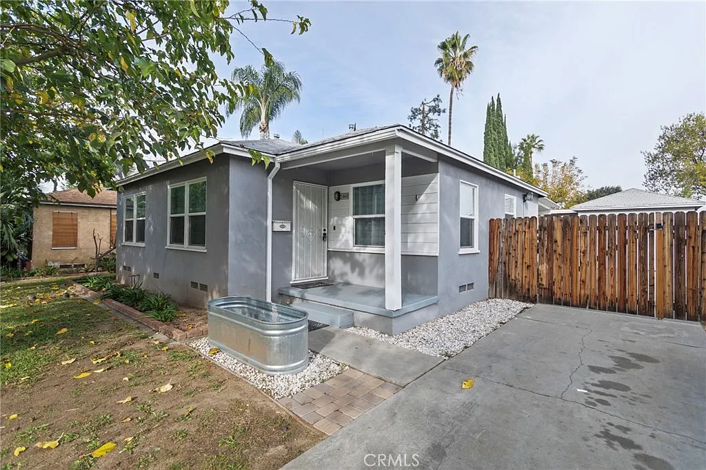 3 bed, 952 sqft, $3,550 — Photo 1