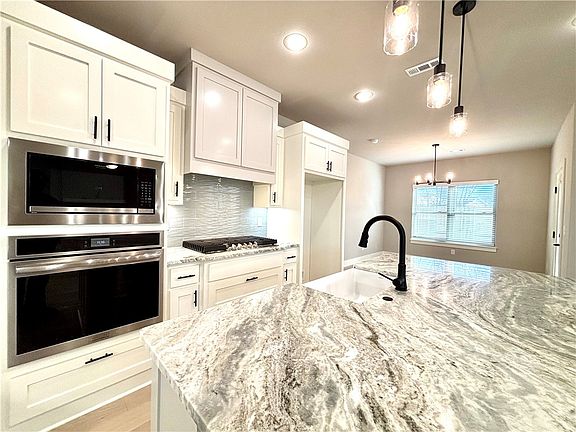 4th image of 602 Oakley St