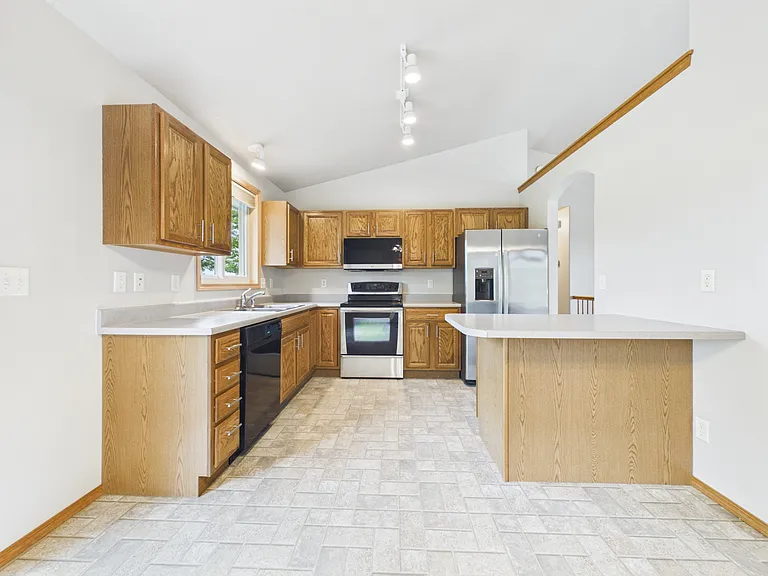2505 N Vincent Ave — Photo 2