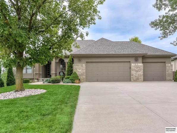 2002 Crest Ridge Dr, Papillion, NE 68133