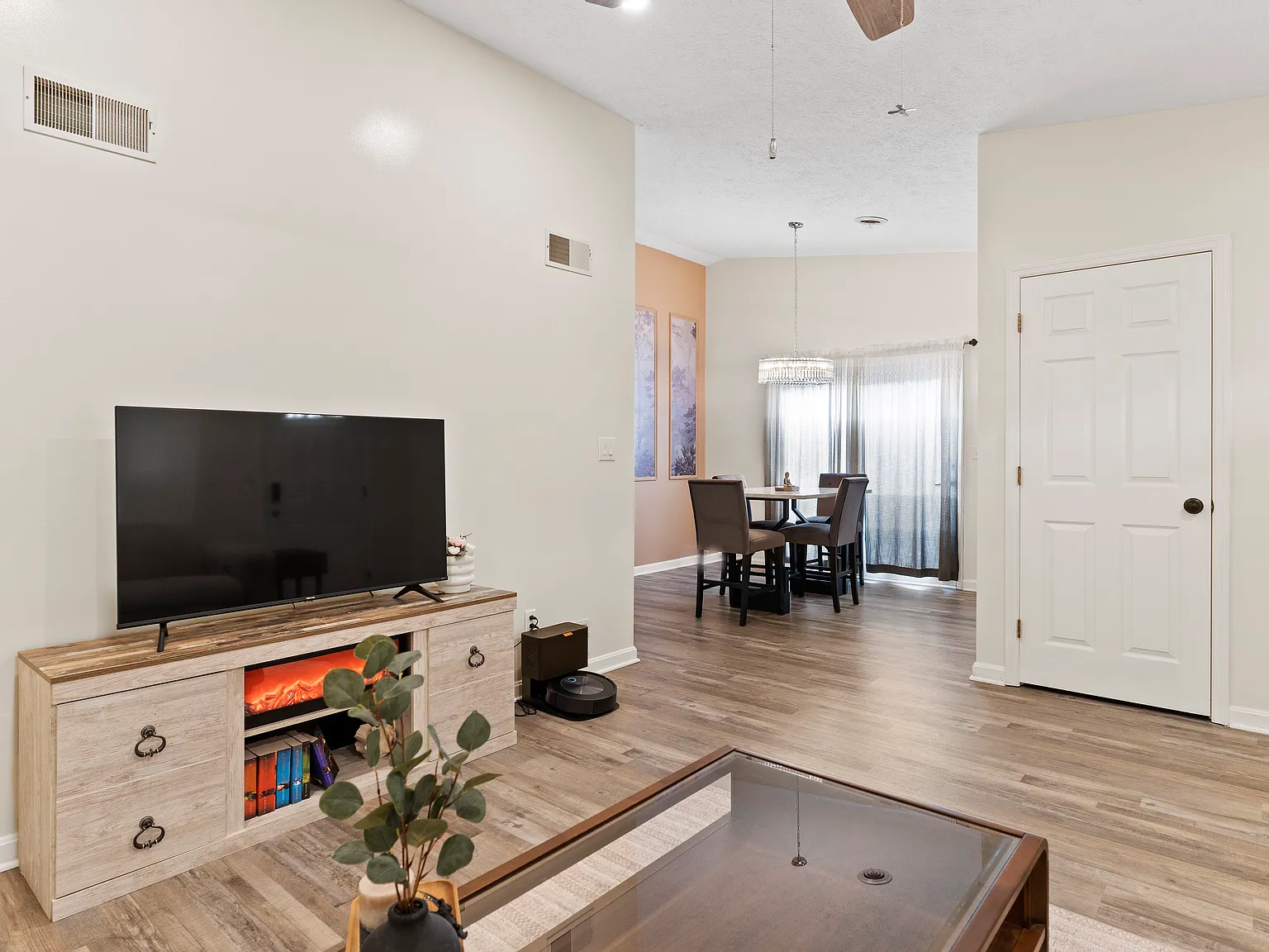 2 bed, 1000 sqft, $1,610 — Photo 3