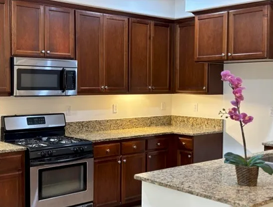 3 bed, 2.5 bath, 1696 sqft, $3,050 — Photo 3