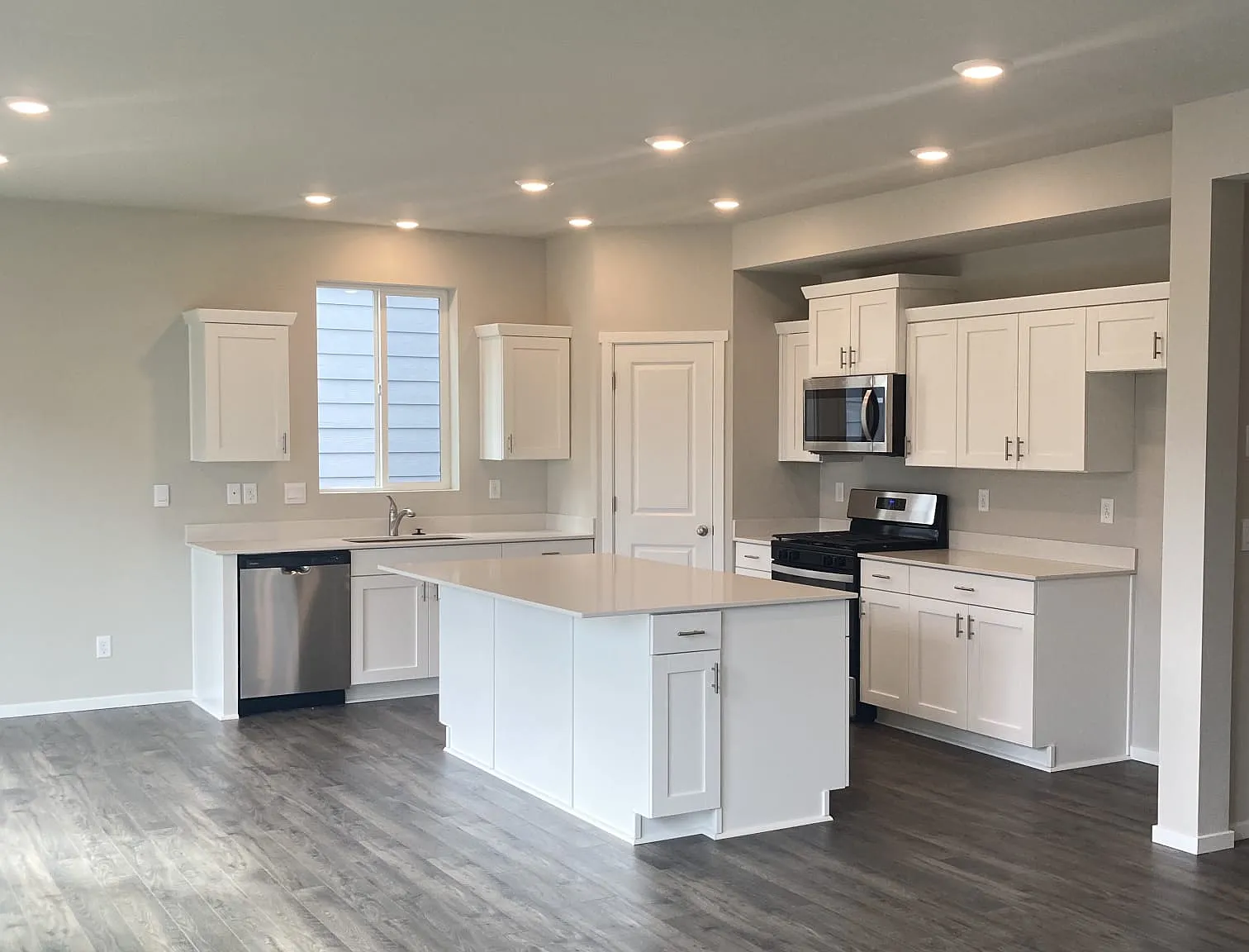 4 bed, 2.5 bath, 2335 sqft, $3,100 — Photo 2