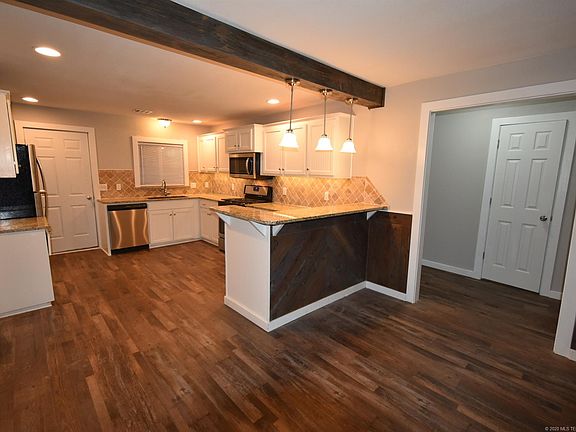 4th image of 704 N 12th Ave