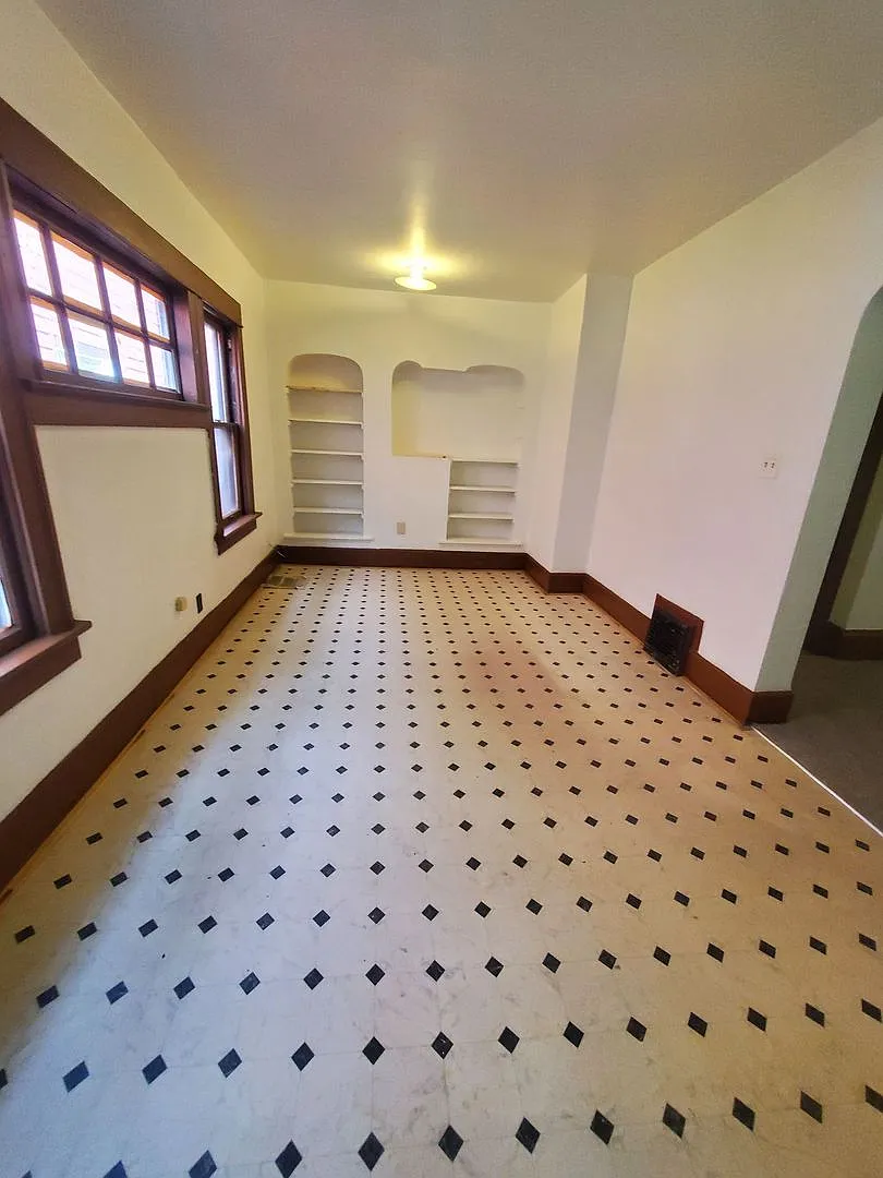 3 Bedroom Single Family — Photo 4