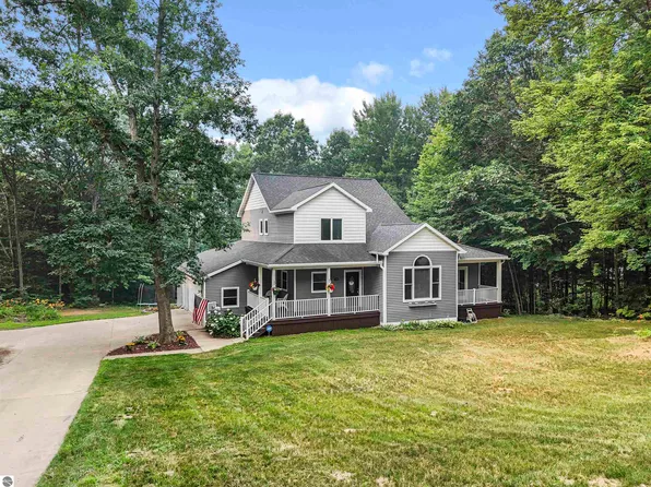 160 Hunters Rdg, Cadillac, MI 49601