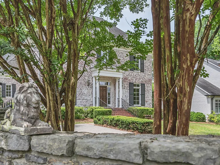 3205 Woodlawn Dr — Photo 1