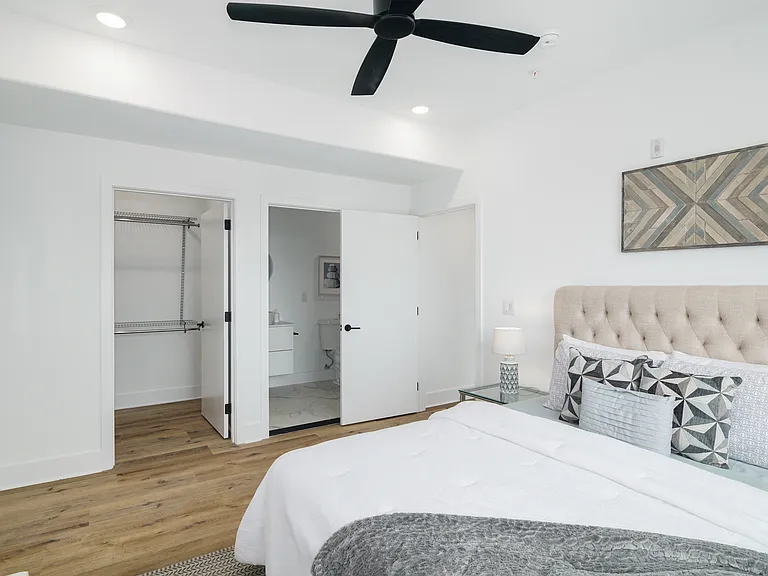 2621 W Oxford St #401 — Photo 12