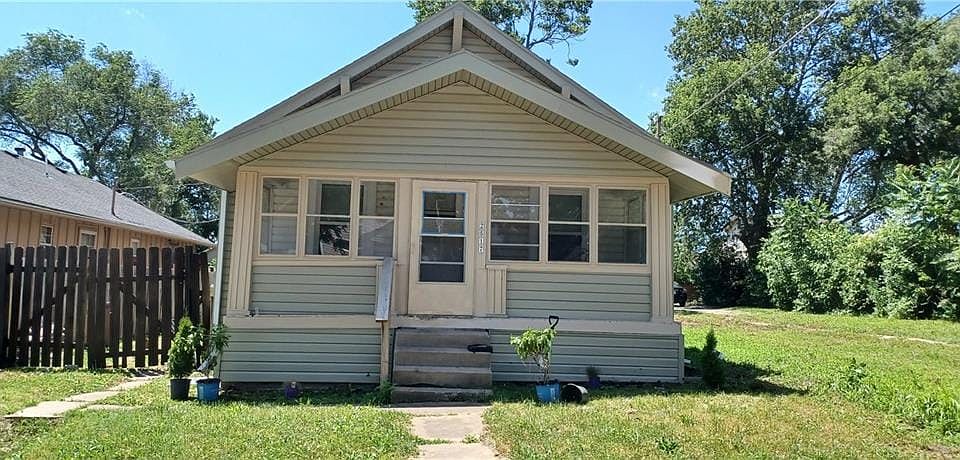 1st image of 2517 Essex Ave