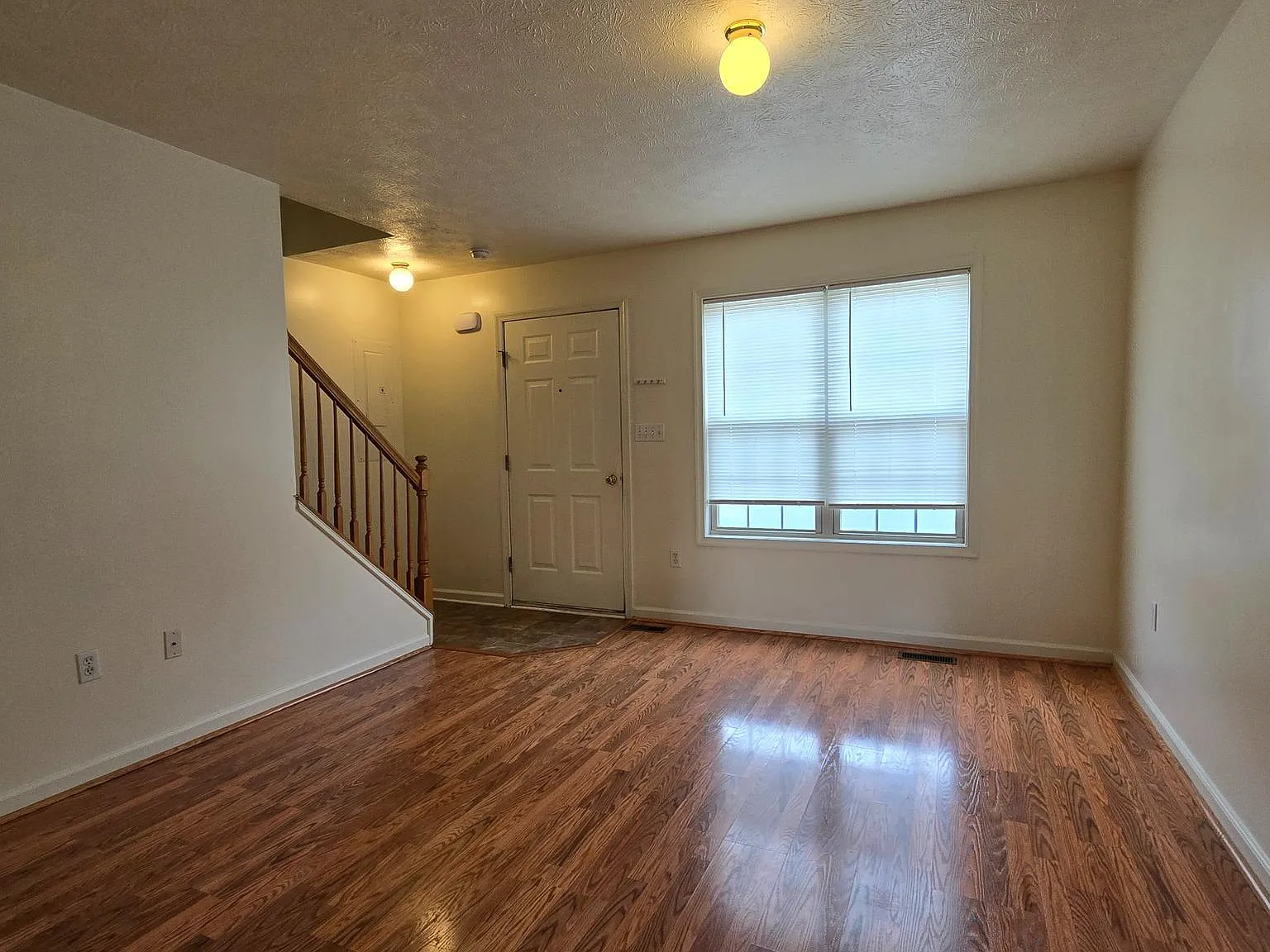 2 bed, 1.5 bath, 928 sqft, $1,400 — Photo 2
