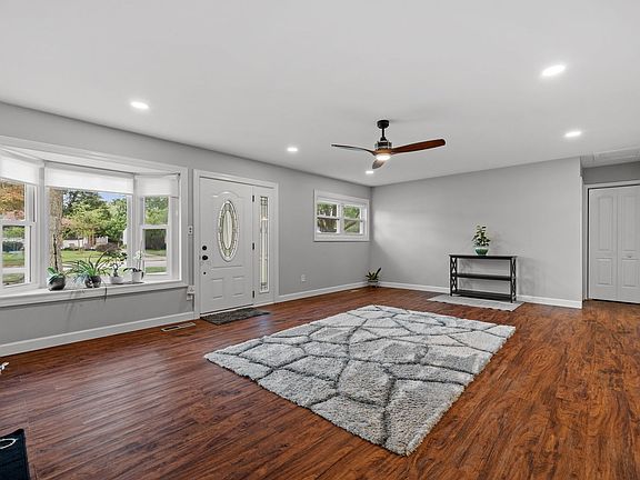 3rd image of 906 Hollyberry Dr