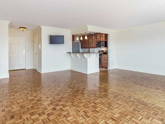 4th image of 2200 Victory Pkwy APT 1401