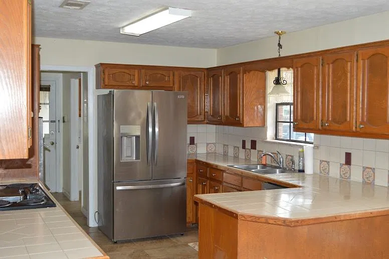 3 bed, 2.5 bath, 2500 sqft, $2,100 — Photo 4