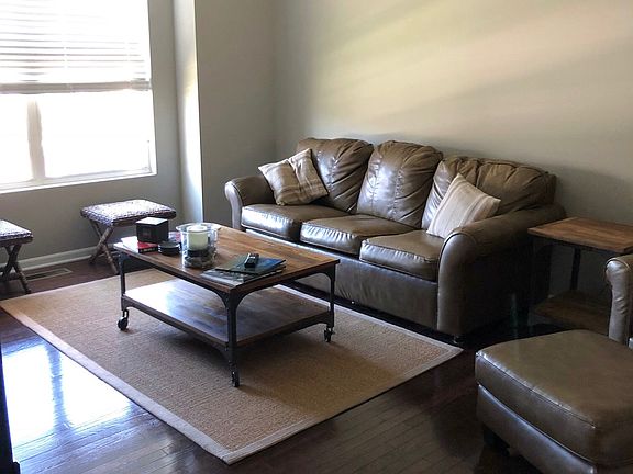 3rd image of 2554 Dunraven Ave