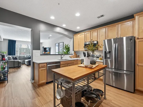 11343 Stratton Ave APT 202, Eden Prairie, MN 55344