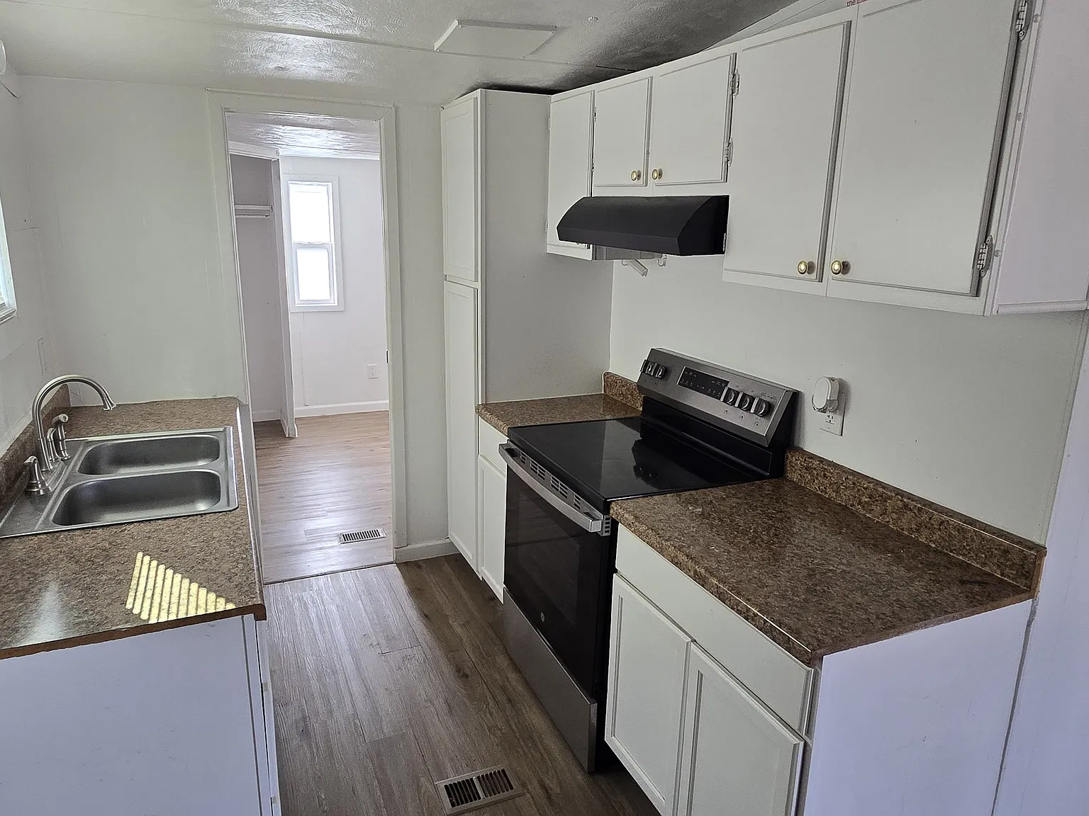 3 bed, 1200 sqft, $1,200 — Photo 4
